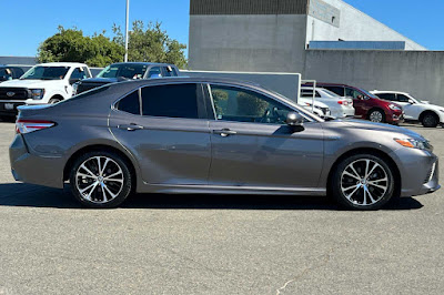 2020 Toyota Camry Hybrid SE