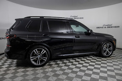 2023 BMW X7 M60i